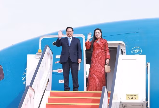 Le Premier ministre Pham Minh Chinh et son épouse entament leur visite officielle au Koweït. Photo: VNA