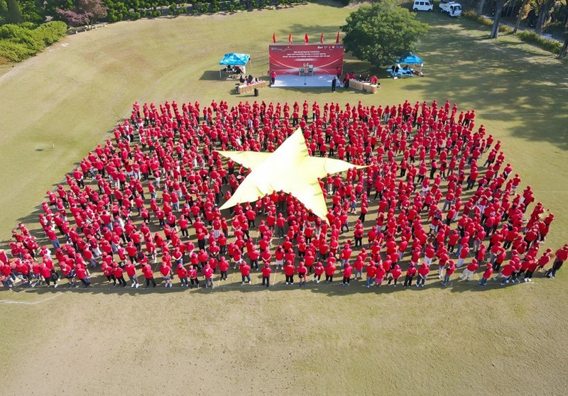 Plus d'un millier de Vietnamiens forment ensemble le Drapeau rouge à l’étoile d’or. Photo : VNA.