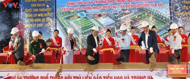 Le vice-Premier ministre Hô Quôc Dung et les dirigeants de la province de Gia Lai ont participé au lancement de la construction de sept internats frontaliers de la province de Gia Lai dans le hameau d'Ia Đao, commune d'Ia Nan. Photo: Nguyên Thao/VOV-Hauts Plateaux du Centre
