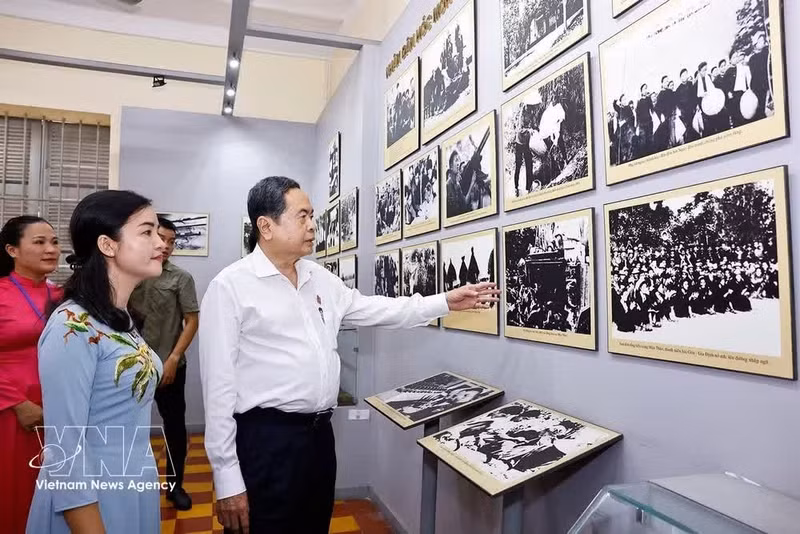 Le président de l’Assemblée nationale, Tran Thanh Man, visite le site mémoriel. Photo: VNA.