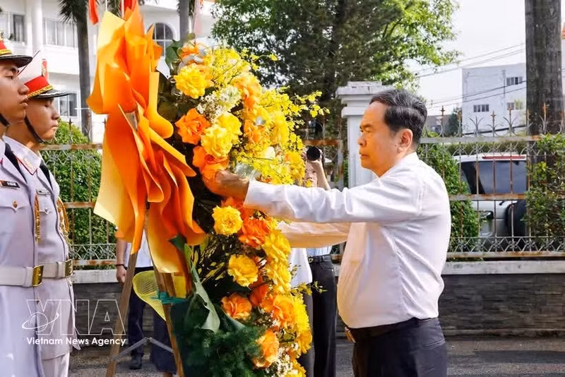 Le président de l’Assemblée nationale, Tran Thanh Man, dépose des fleurs en hommage au Président Ho Chi Minh et aux Héros morts pour la Patrie, sur le site commémoratif de l’Insurrection de Nam Ky. Photo : VNA.