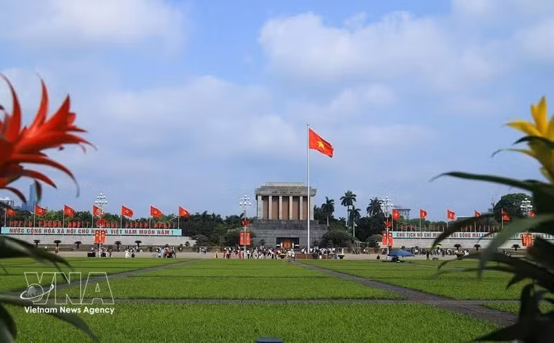 Le mausolée du Président Hô Chi Minh attire un grand nombre de visiteurs. Photo : VNA.