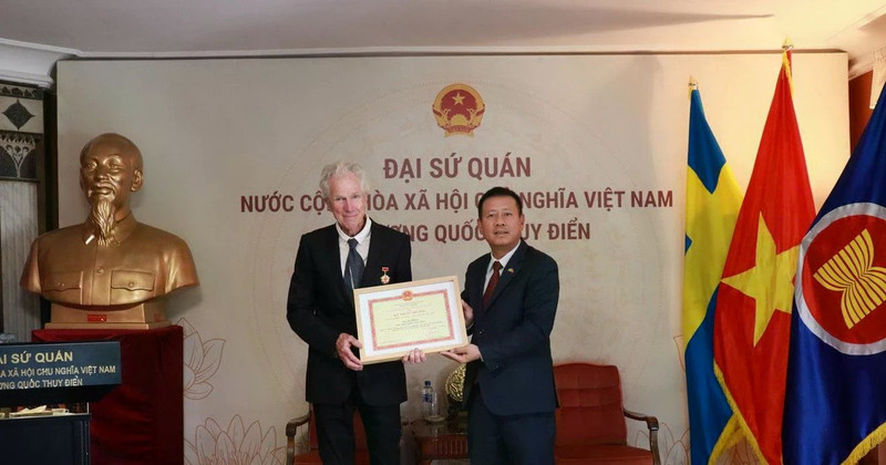 L'ambassadeur Trần Văn Tuấn remet la médaille pour la cause de la culture, des sports et du tourisme au réalisateur de cinéma Bo Öhlén. (Photo: Ambassade du Vietnam en Suède)