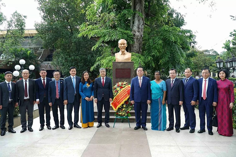 Le Chef de la Commission de la Propagande et de l'Éducation et de la Commission de Mobilisation Populaire Nguyen Trong Nghia, les membres de la délégation et des représentants de la Bibliothèque publique de Colombo posent pour une photo souvenir près du monument du Président Ho Chi Minh dans la capitale Colombo. Photo : VNA.