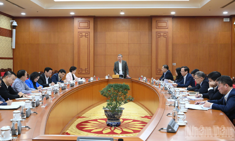  Le Secrétaire général To Lam préside la séance de travail.