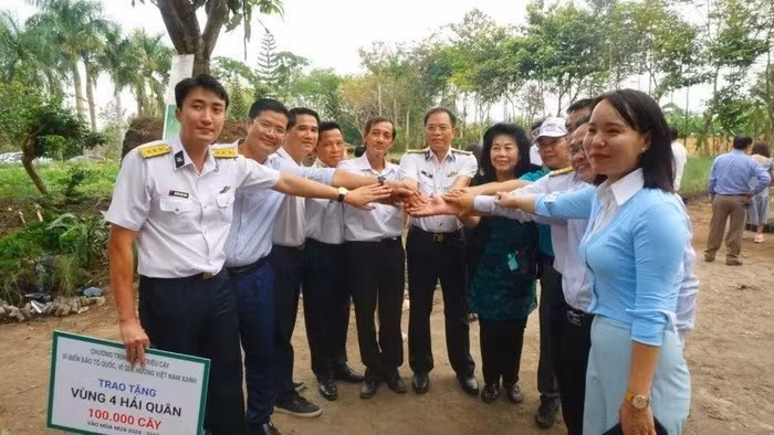 Remise de 100 000 arbres à la 4e région navale. Photo : HANE.