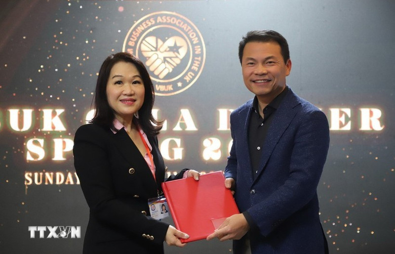 Mme Nguyen Thi Li Le, présidente de la VBUK, et Nguyen Thanh Vinh, président de la VBAB, ont signé un protocole d'accord visant à renforcer la coopération entre les deux associations. Photo : VNA