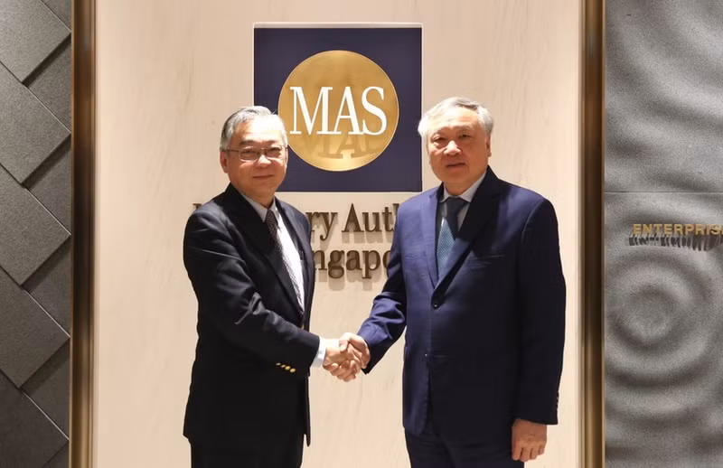 Le vice-Premier ministre permanentNguyen Hoa Binh (droite) et son homologue singapourien Gan Kim Yong, également ministre du Commerce et de l'Industrie et président de l'Autorité monétaire de Singapour. Photo: VNA