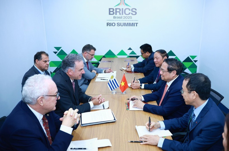 La rencontre entre le président uruguayen Yamandú Orsi et le Premier ministre vietnamien Pham Minh Chinh, en marge du Sommet des BRICS organisé à Rio de Janeiro, au Brésil en 2025. Photo: VNA