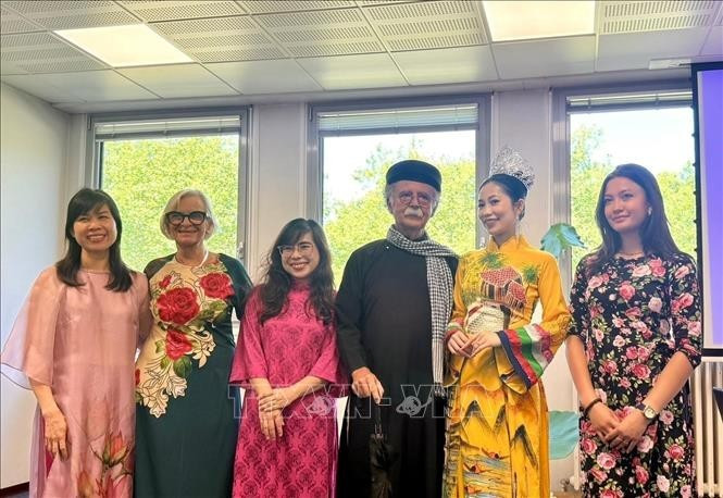 Hoang Thu Trang, fondatrice et directrice générale d’Art Space, basée en France (robe tunique rouge). Photo : VNA