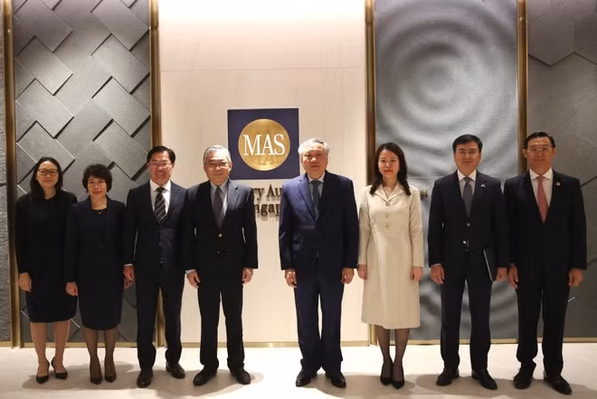 Le vice-Premier ministre permanent Nguyen Hoa Binh et sa délégation, ainsi que le vice-Premier ministre, ministre de l'Industrie et du Commerce et président de l'Autorité monétaire de Singapour (MAS) Gan Kim Yong. Photo: VNA