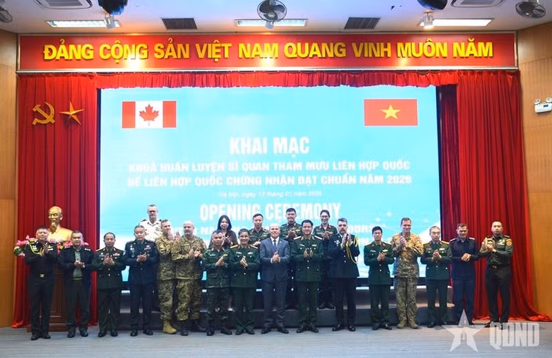 Des délégués lors de la cérémonie d’ouverture du cours de formation des officiers d’état-major des Nations unies 2026 (UNSOC 2026), soutenu par le Canada. Photo : VNA