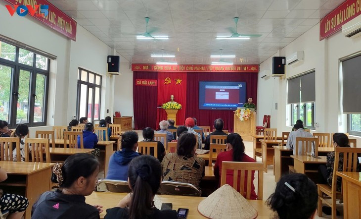 Depuis le début de l'année, Quang Ninh a organisé des formations sur les compétences numériques pour des dizaines de milliers de cadres, fonctionnaires, agents publics et citoyens, contribuant à instaurer des habitudes dans l'espace numérique. Photo: Vu Miên/VOV-Nord-Est