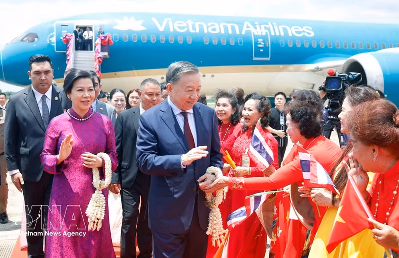 Des représentants de l'ambassade et du consulat général du Vietnam, ainsi que des membres de la communauté vietnamienne en Thaïlande, accueillent le secrétaire général du PCV et président vietnamien, To Lam, et son épouse à l'aéroport international d'Udon Thani. Photo : VNA.