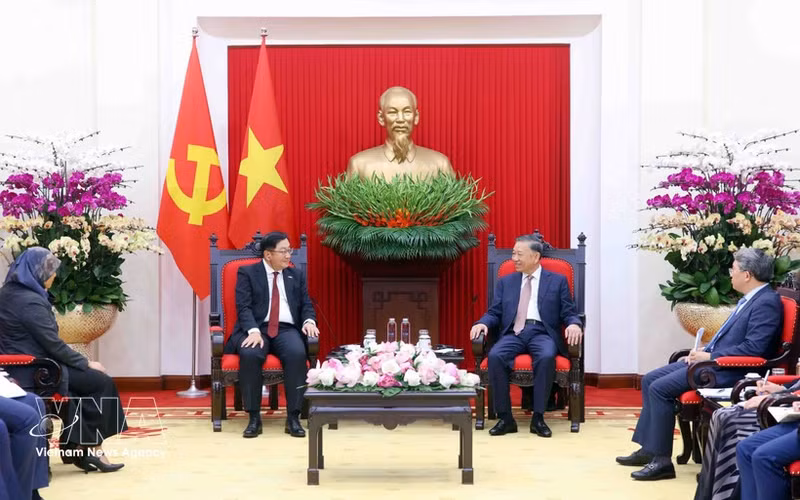 Le secrétaire général du Parti communiste du Vietnam et président de la République, To Lam (droite) et l'ambassadeur de Malaisie au Vietnam, Tan Yang Thai. Photo : VNA.