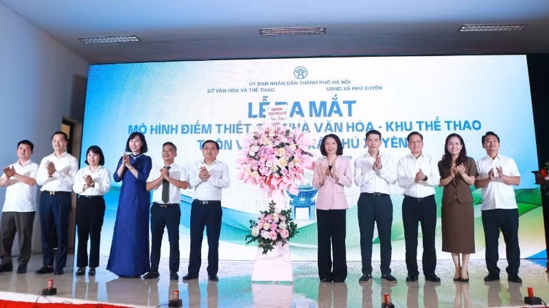 La vice-présidente du Comité populaire de la ville de Hanoi, Vu Thu Ha, félicite les habitants du hameau de Van Diem (commune de Phu Xuyen) à l'occasion de l'inauguration de la maison de la culture opérant selon le nouveau modèle. (Photo : Mai Dung)