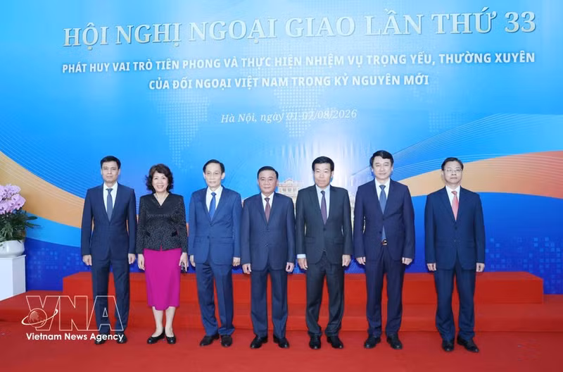 Tran Cam Tu, membre du Bureau politique et permanent du Secrétariat du Comité central du Parti communiste du Vietnam et des responsables du ministère des Affaires étrangères. Photo : VNA.