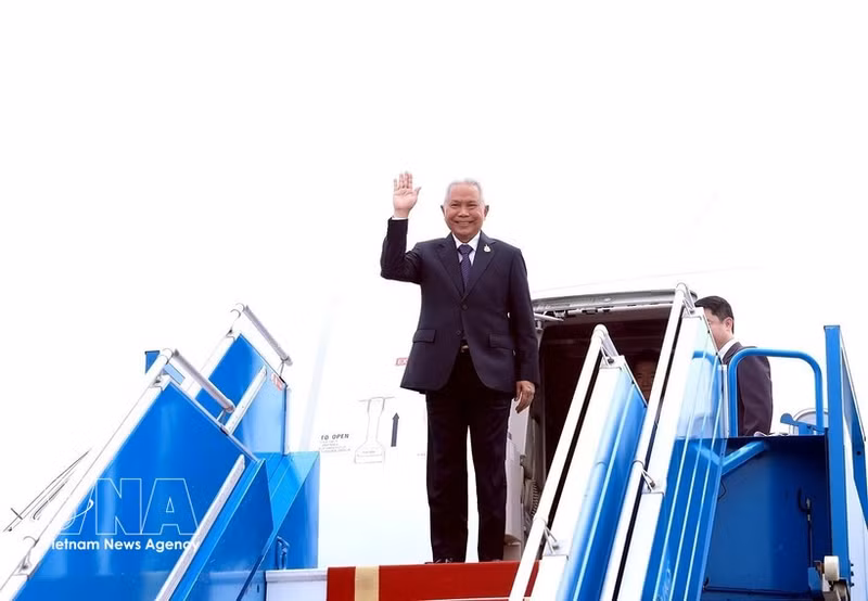 Sophon Zaram, président de l’Assemblée nationale et président de la Chambre des représentants de Thaïlande, est arrivé à Hanoï dans la matinée du 5 août, entamant une visite officielle au Vietnam du 5 au 7 août. Photo : VNA.
