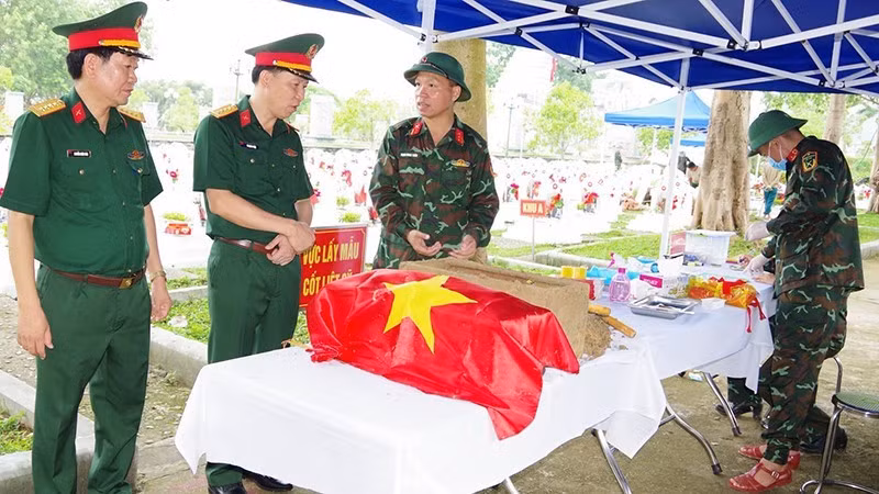 Thanh Hoa : prélèvement d'échantillons de dépouilles au cimetière des combattants morts pour la Patrie de Ham Rong pour l'identification des martyrs