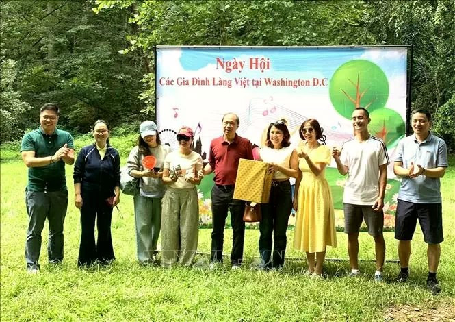 L'ambassadeur Nguyen Quoc Dung, représentant du comité d'organisation, a remis des prix aux participants les plus actifs des compétitions sportives, renforçant ainsi la solidarité au sein de la communauté vietnamienne aux États-Unis. Source : VNA.