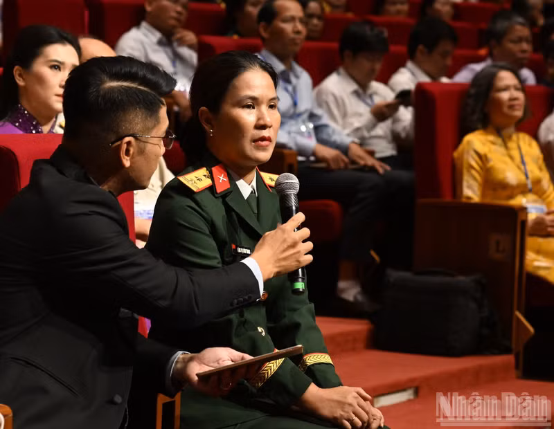 La lieutenante-colonelle Dang Thi Bich Trang, épouse du pilote martyr Tran Thanh Nghi, livre son témoignage lors de la conférence.