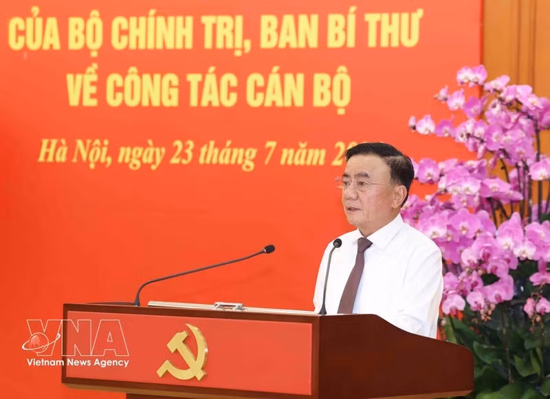 Le membre du Politburo et permanencier du Secrétariat du Comité central du Parti, Tran Cam Tu, préside la conférence d’annonce de cinq décisions du Politburo et du Secrétariat du Comité central du Parti concernant le travail du personnel. Photo : VNA.