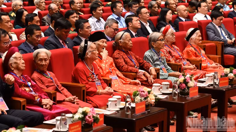 Des Mères héroïques vietnamiennes participent à la Conférence nationale 2026 en hommage aux personnes ayant rendu des services méritoires à la Révolution