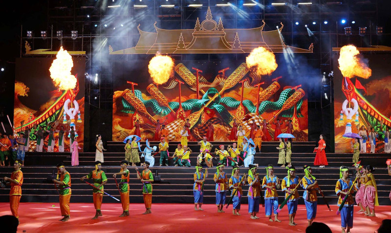 Programme artistique d’ouverture de la fête d’Ooc Om Boc et la course de pirogues Ngo 2025. Photo : Cantho.