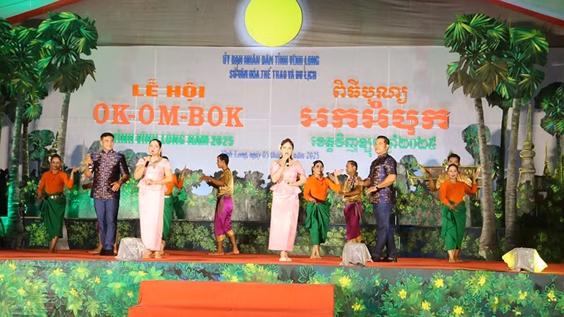 Un spectacle de chant et de danse pour accueillir le festival Ok Om Bok 2025 de la province de Vinh Long.