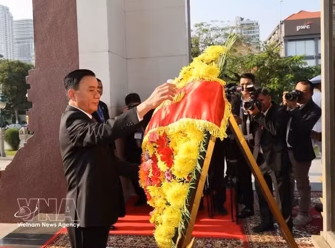 Tran Cam Tu au Monument Commémoratif de Feu SM le Roi-Père Norodom Sihanouk à Phnom Penh. Photo : VNA.