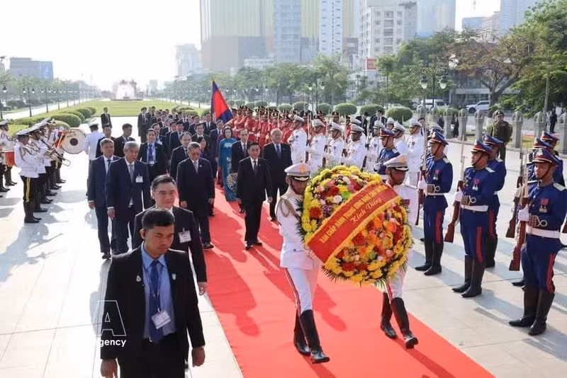 La délégation vietnamienne dépose une gerbe au Monument Commémoratif de Feu SM le Roi-Père Norodom Sihanouk à Phnom Penh. Photo : VNA.