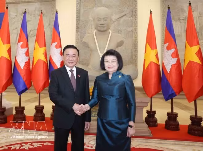 La présidente de l’Assemblée nationale Khuon Sudary et Tran Cam Tu, membre du Bureau politique et membre permanent du Secrétariat du Parti communiste du Vietnam. Photo : VNA.