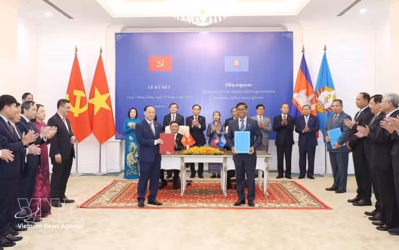 La cérémonie de remise de documents de coopération Vietnam–Cambodge