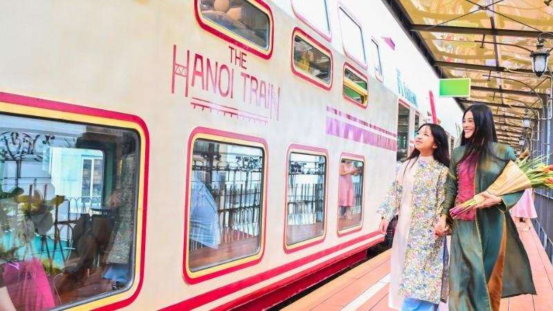 Des visiteurs font l'expérience du train des cinq portes d'Hanoi, un nouveau produit touristique. (Photo : BAO LONG)