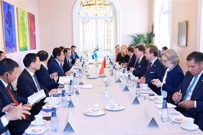 Le Premier ministre Pham Minh Chinh rencontre le président du Riksdag, Andreas Norlén, à Stockholm, le 12 juin. Photo : VNA.