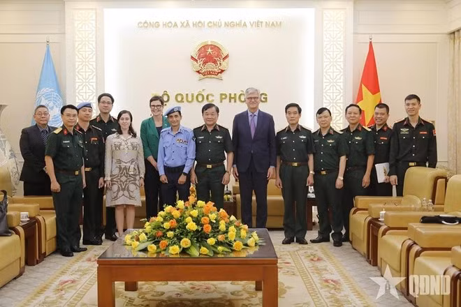 Le général de corps d’armée Hoang Xuân Chiên, vice-ministre de la Défense, le vice-secrétaire général de l’ONU, Jean-Pierre Lacroix, et les délégués lors de la rencontre. Photo: qdnd.vn