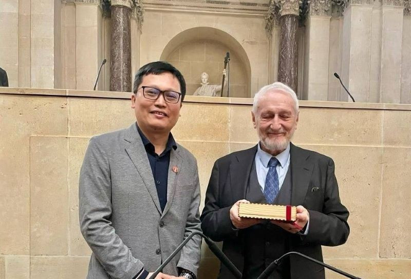 Un scientifique vietnamien devient académicien en France