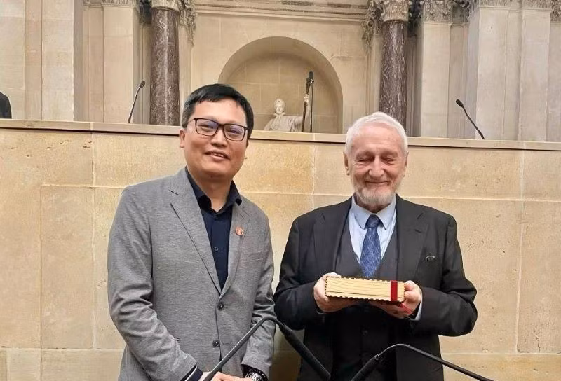 Un scientifique vietnamien devient académicien en France