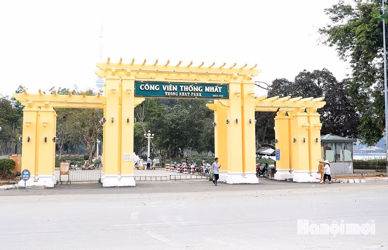 Les instants de transition saisonnière au parc Thong Nhat à Hanoi