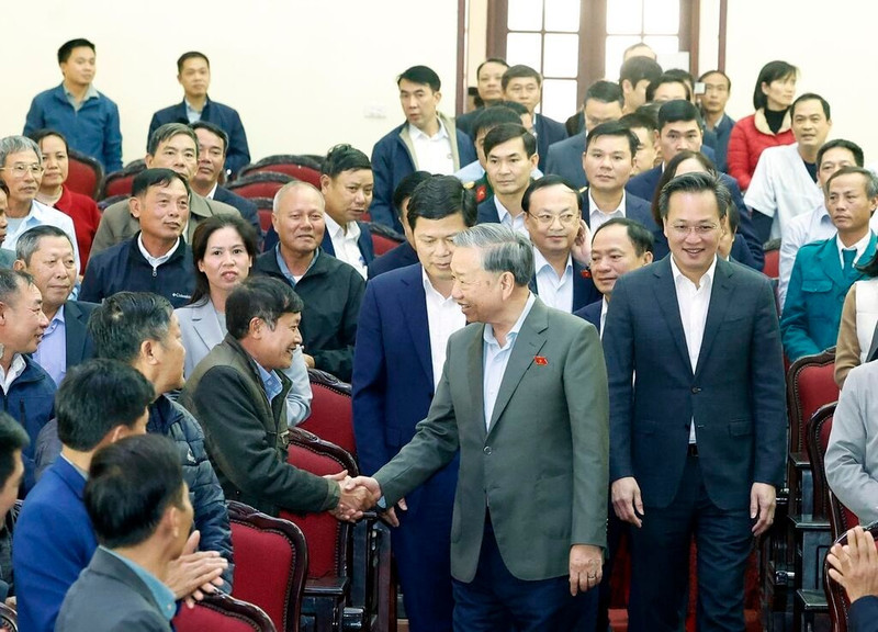 Le secrétaire général du Parti à l’écoute d’électeurs à Hung Yen