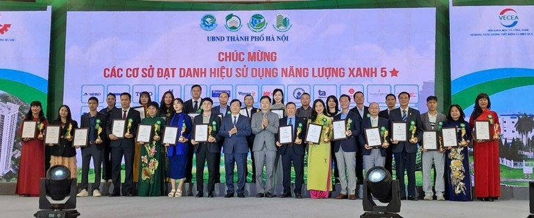 Ha Noi : mise à l’honneur de 87 établissements et ouvrages de construction utilisant l’énergie verte