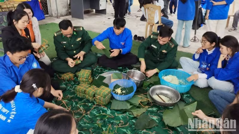 Bộ đội biên phòng tỉnh Hưng Yên cùng đoàn viên thanh niên trên địa bàn xã Đông Thụy Anh gói bánh chưng tặng người có hoàn cảnh khó khăn.