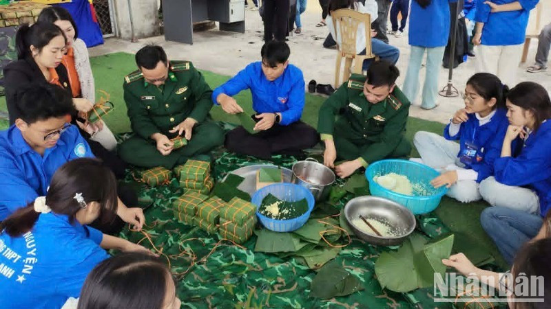 Bộ đội biên phòng tỉnh Hưng Yên cùng đoàn viên thanh niên trên địa bàn xã Đông Thụy Anh gói bánh chưng tặng người có hoàn cảnh khó khăn.