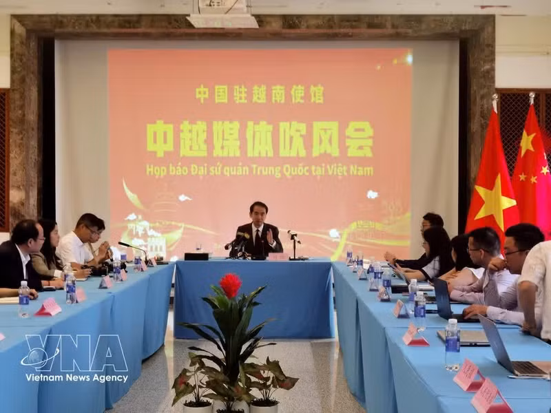 L’ambassadeur de Chine au Vietnam, He Wei, s'exprime à la rencontre avec la presse, le 21 avril à Hanoï. Photo : VNA.