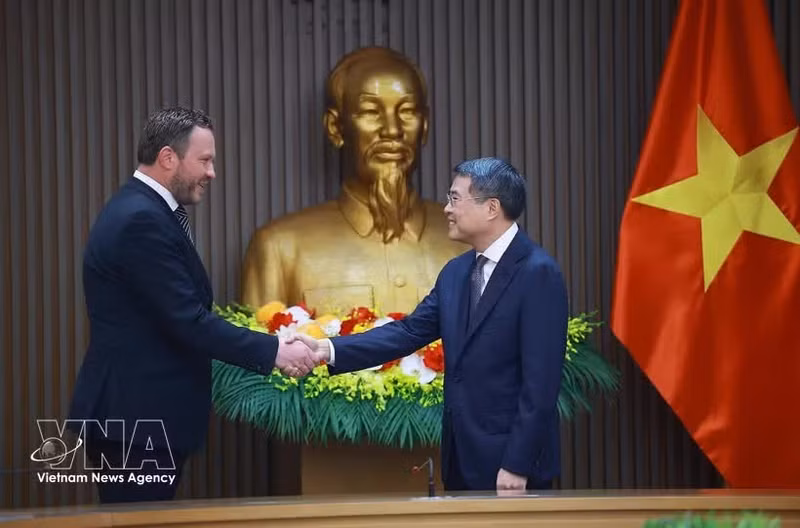 Le Premier ministre Le Minh Hung et le ministre estonien des Affaires étrangères, Margus Tsahkna. Photo: VNA