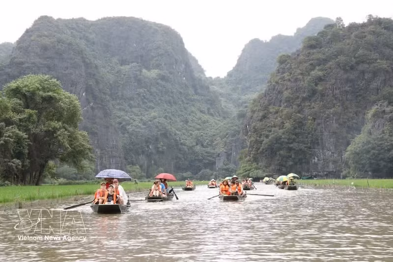 Les touristes au complexe paysager de Trang An-Tam Coc-Bich Dong. Photo: VNA