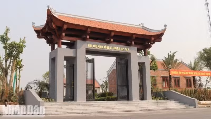Le site commémoratif du Secrétaire général Hà Huy Tập a été construit de manière spacieuse et digne dans sa terre natale – la commune de Cam Hung, province de Ha Tinh.