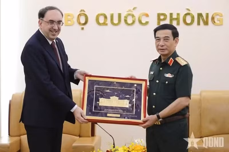 Le général Phan Van Giang remet un souvenir à l’ambassadeur d’Arménie au Vietnam, Suren Baghdasaryan. Photo : qdnd.vn