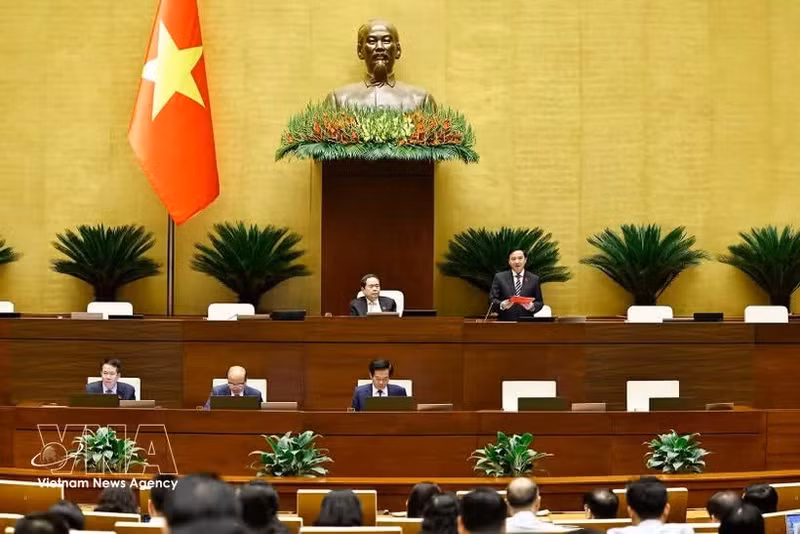 Le vice-président de l'Assemblée nationale, Nguyen Khac Dinh, préside le débat sur le projet de résolution de l'Assemblée nationale relatif à la création d'une ville de Dong Nai relevant directement du pouvoir central. Photo : VNA