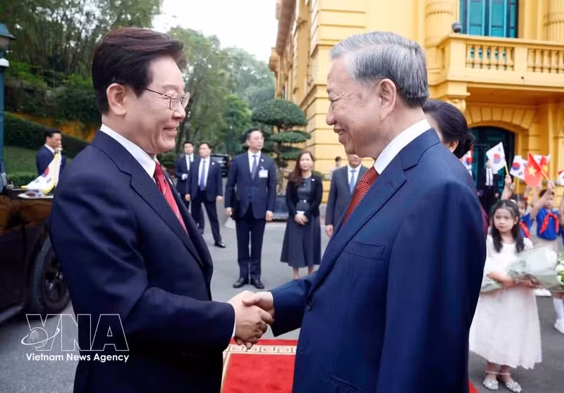 Le leader To Lam accueille le président sud-coréen, Lee Jae Myung à Hanoï. Photo: VNA